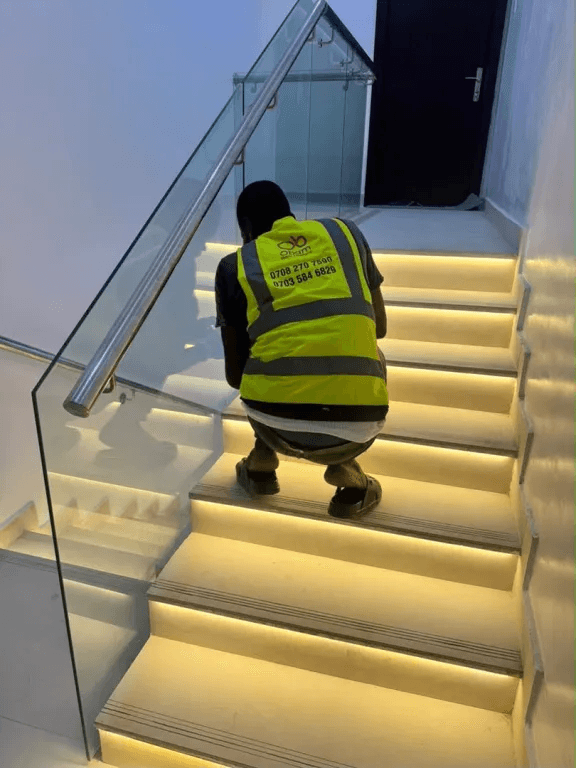 Frameless office glass partition